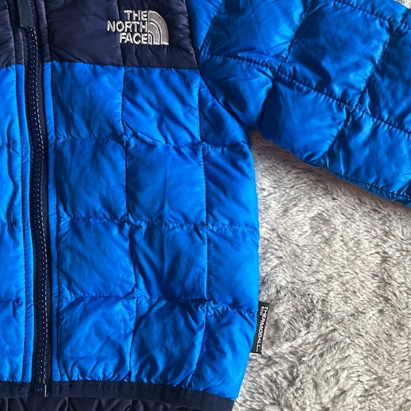 North Face Infant Thermoball Puffer Jacket SZ  3-6M  navy royal - Picture 2 of 5